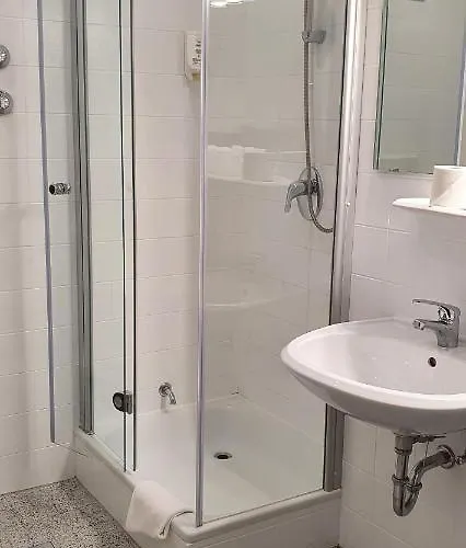 מלון Europarkhotel International 4*